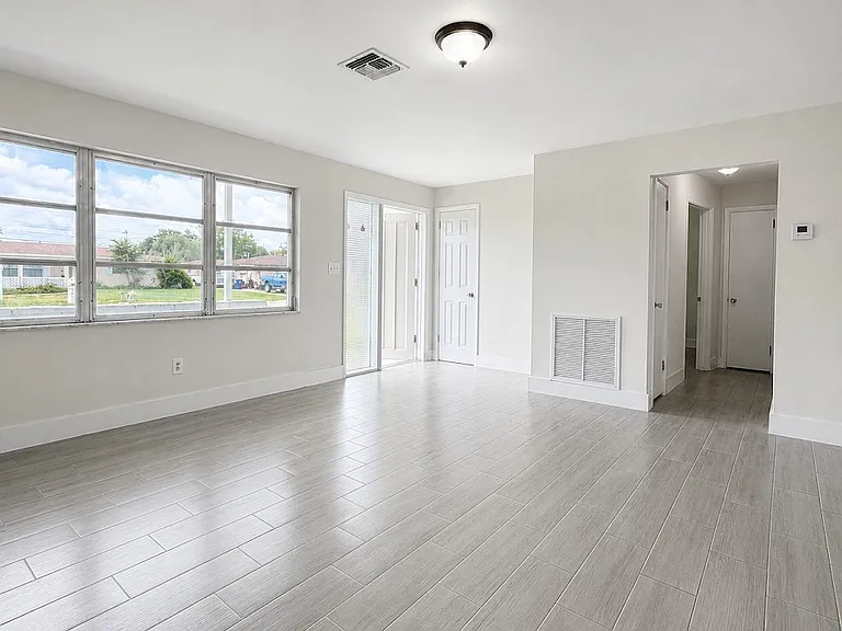 800 Willow Dr — Photo 3