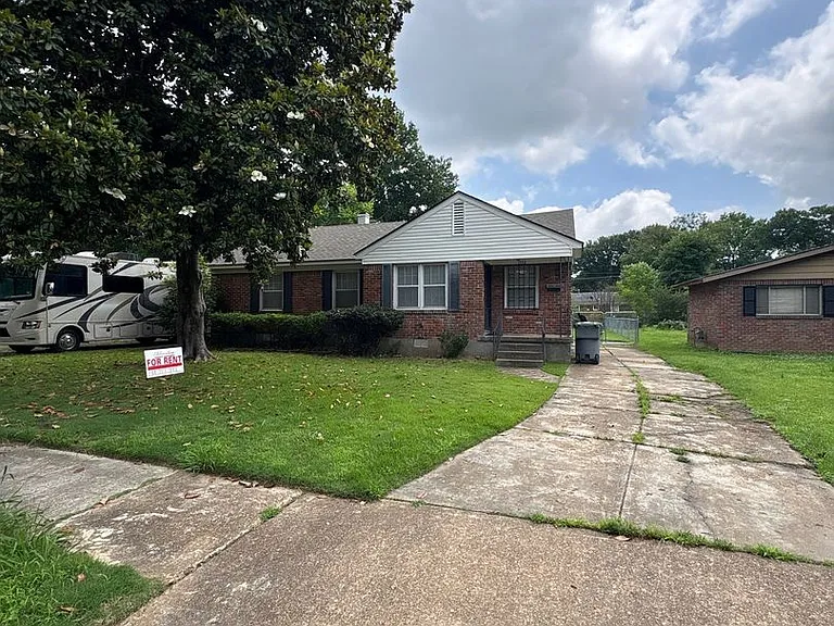 1552 Delmont Rd — Photo 3