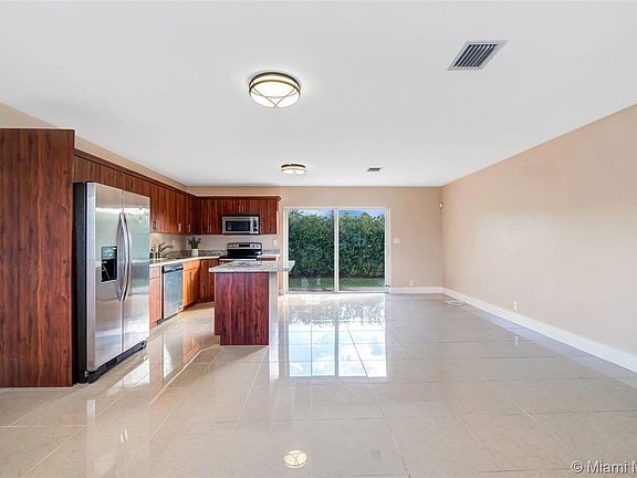 3rd image of 580 NE 150th St APT 4