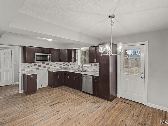 5th image of 109 White Pine Ave