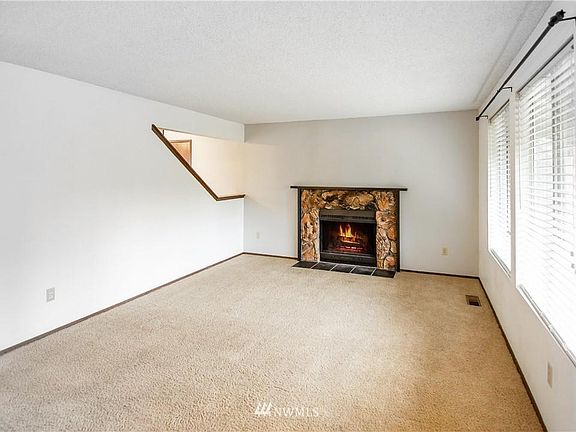 3rd image of 1310 Manito Dr NE