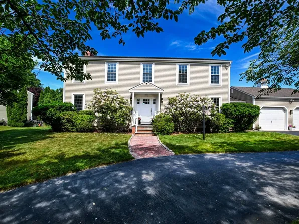 18 Stratford Dr, Dartmouth, MA 02747