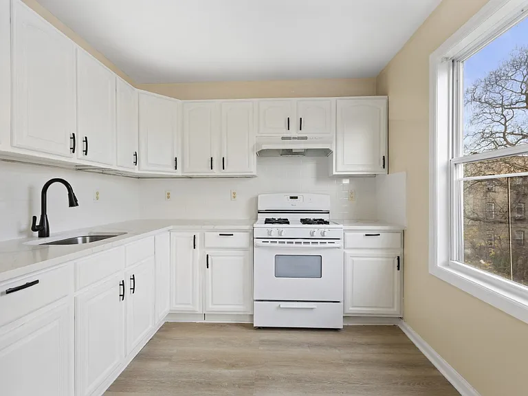 16 Manning Ave #2 — Photo 8