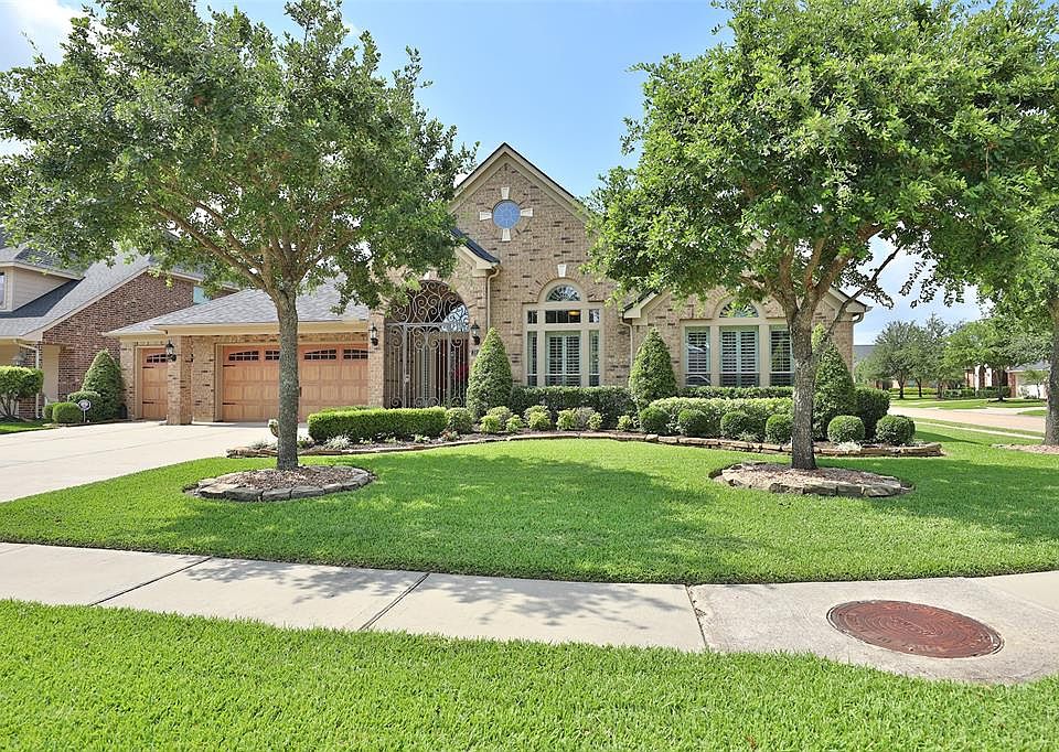 Manicured, Corner Lot in the Firethorne Masterplanned Community
