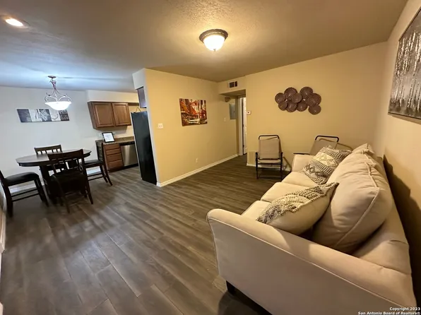 255 E RAMPART DR #303, San Antonio, TX 78216