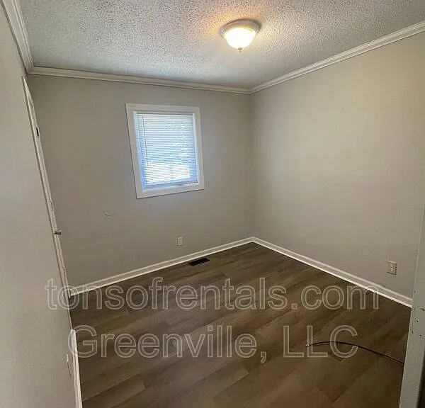 695 Saxon Ave — Photo 3