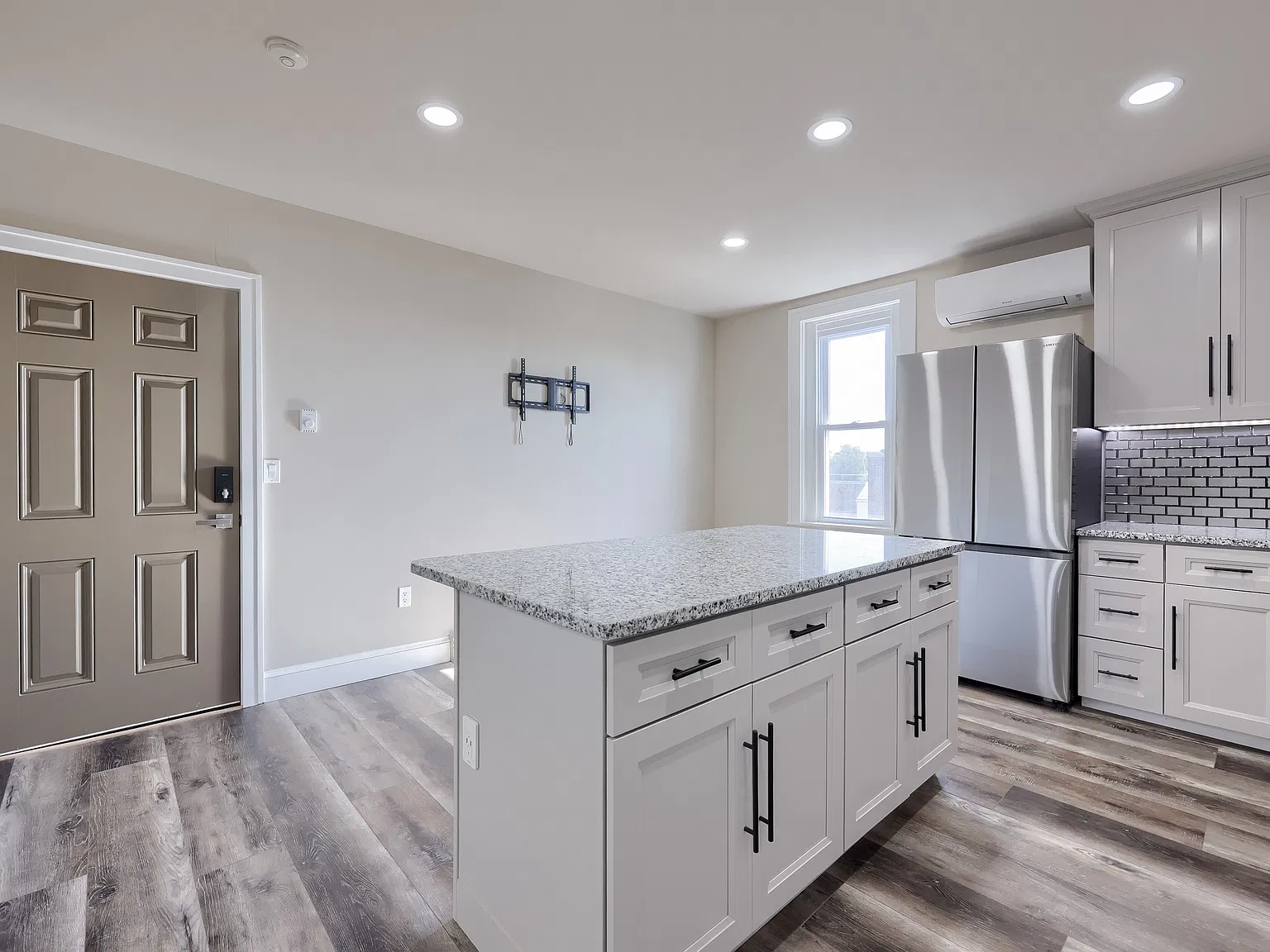 75 E Main St — Photo 4