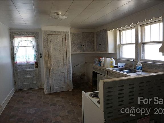2nd image of 132 Wayside Pl