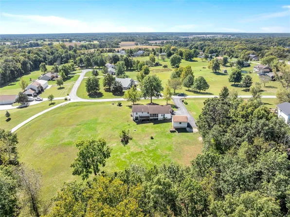 1118 Emerald Dr, Moscow Mills, MO 63362
