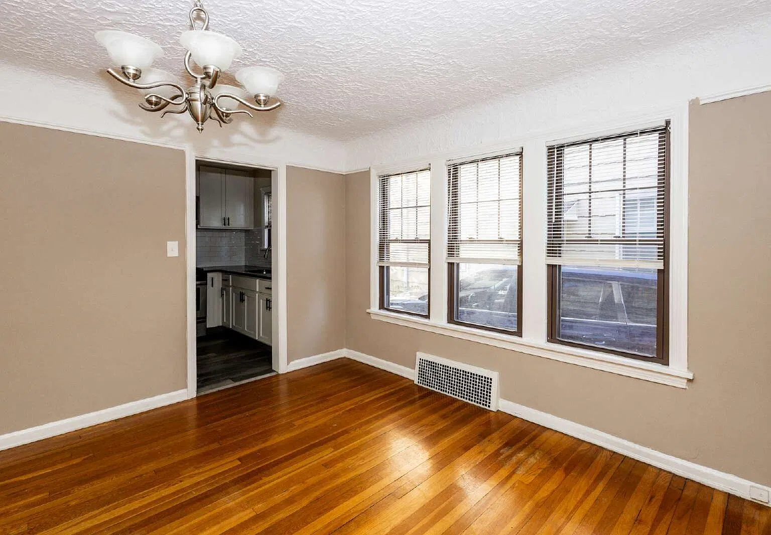 2 bed, 1.0 bath, 1027 sqft, $1,295 — Photo 4