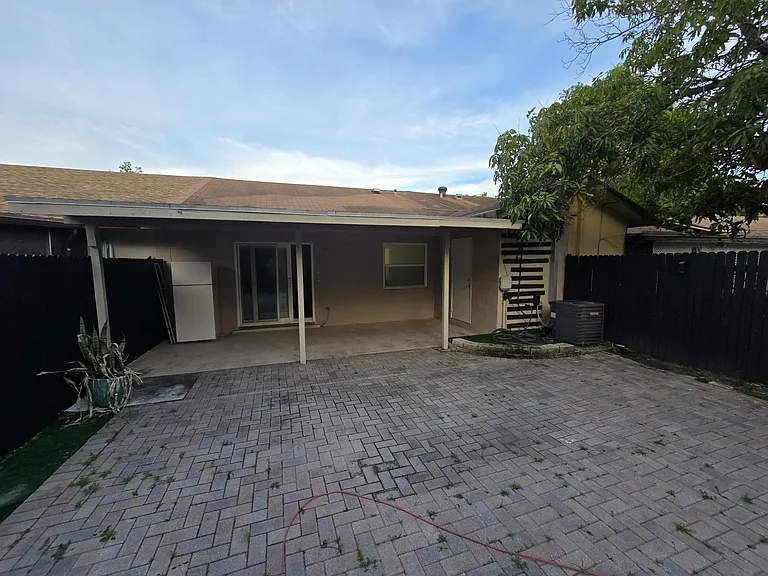 4503 NW 6th Ave — Photo 22