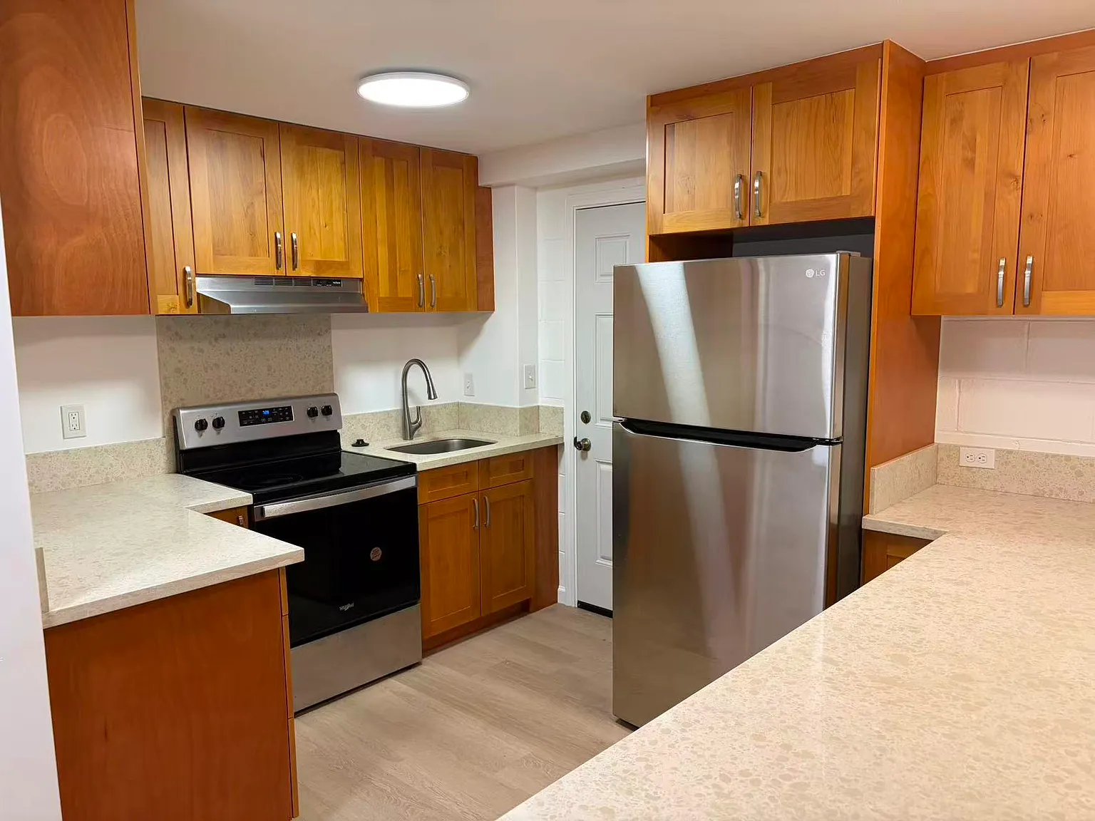 2 bed, 900 sqft, $2,200 — Photo 2