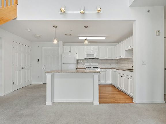 Center Island / Breakfast Bar