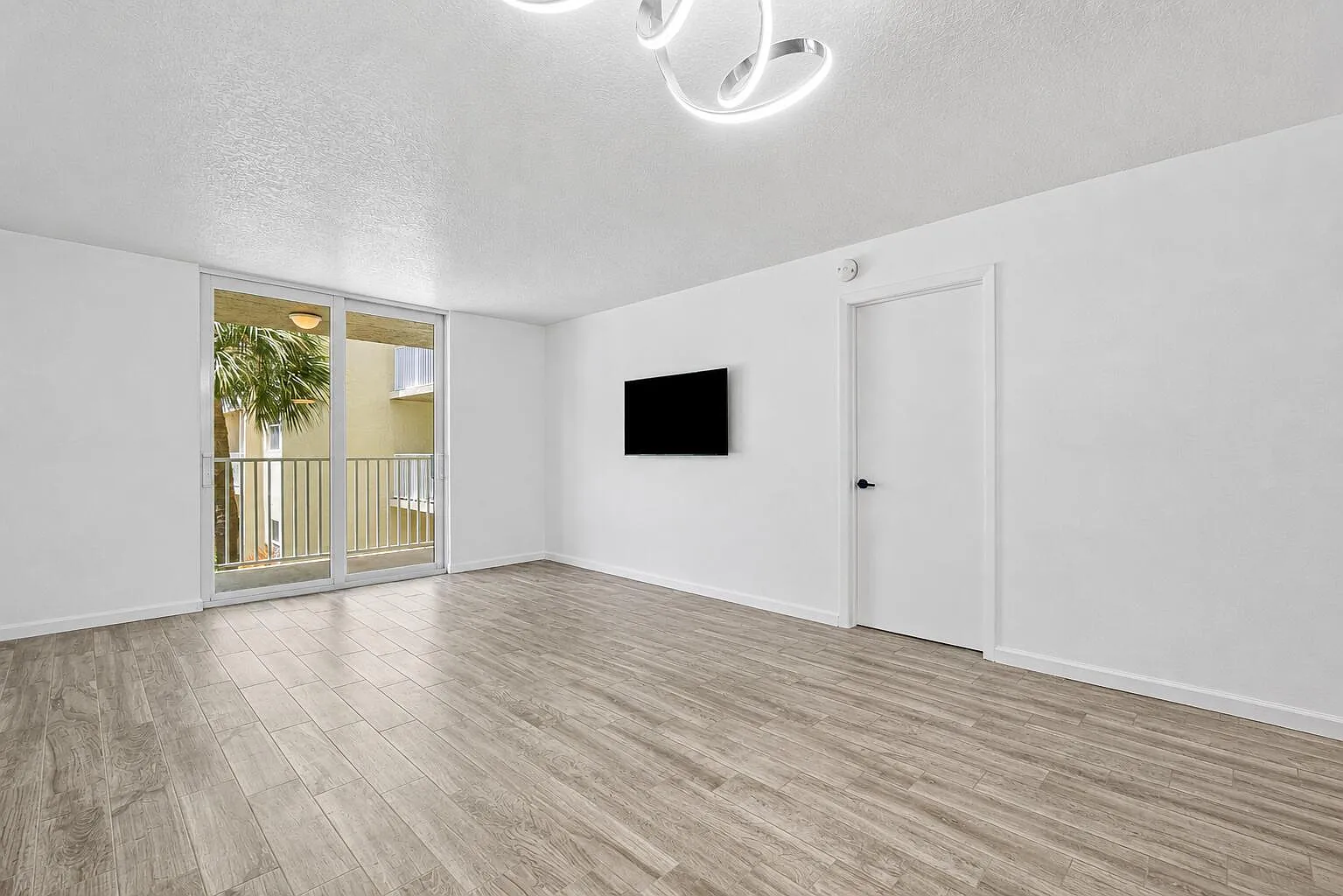 1 bed, 1.5 bath, 760 sqft, $2,300 — Photo 3