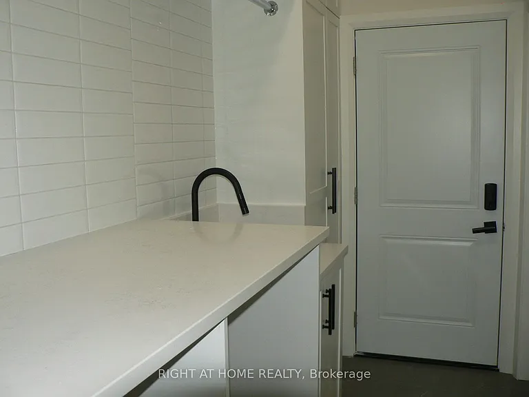 13 Bell Park St — Photo 7