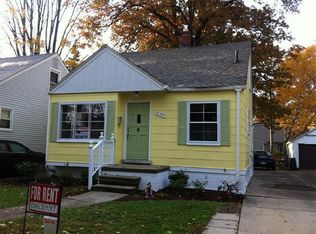 2139 Roslyn Rd, Grosse Pointe Woods, MI 48236