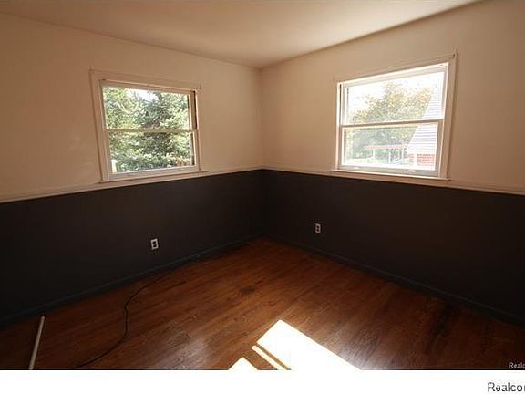 4th image of 15052 Salem