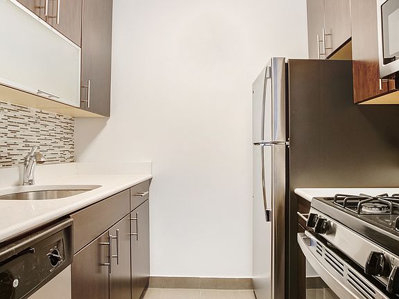 4th image of 300 Mercer St APT 5H