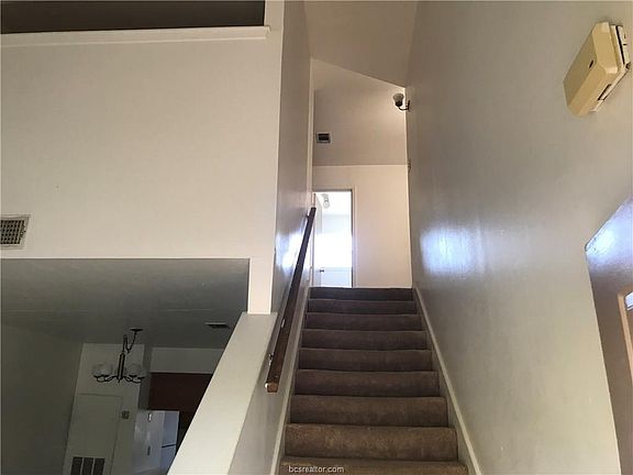 4th image of 1002 Autumn Cir APT D