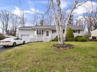 6 Tipton Dr, Loudonville, NY 12211