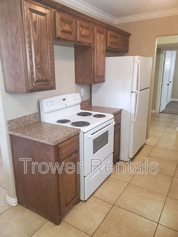 3 bed, 1.0 bath, 954 sqft, $1,400 — Photo 3