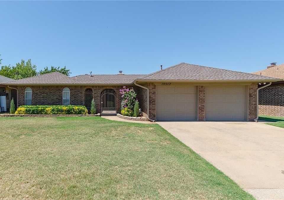 So sharp and well maintained - three beds, two baths, vaulted living room, and nice courtyard.