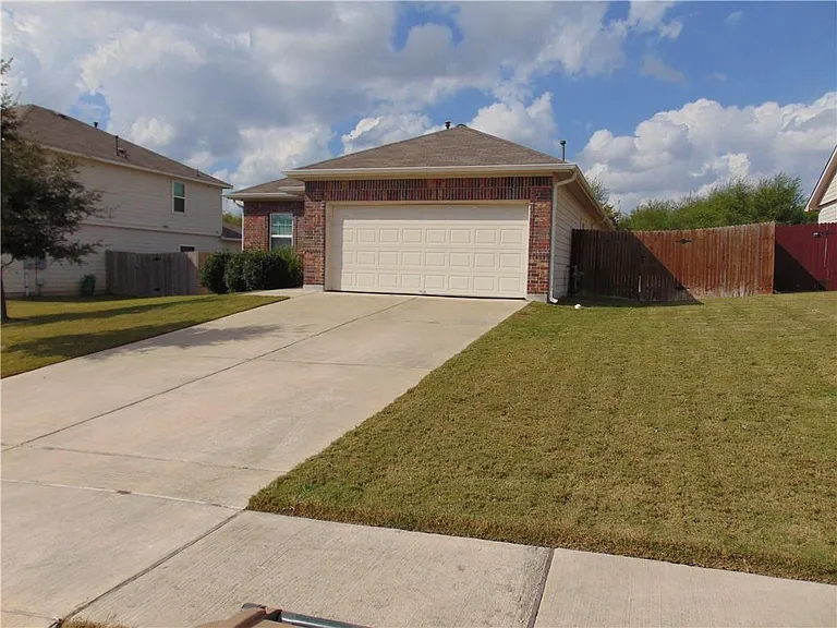 124 Hollis Ln — Photo 3