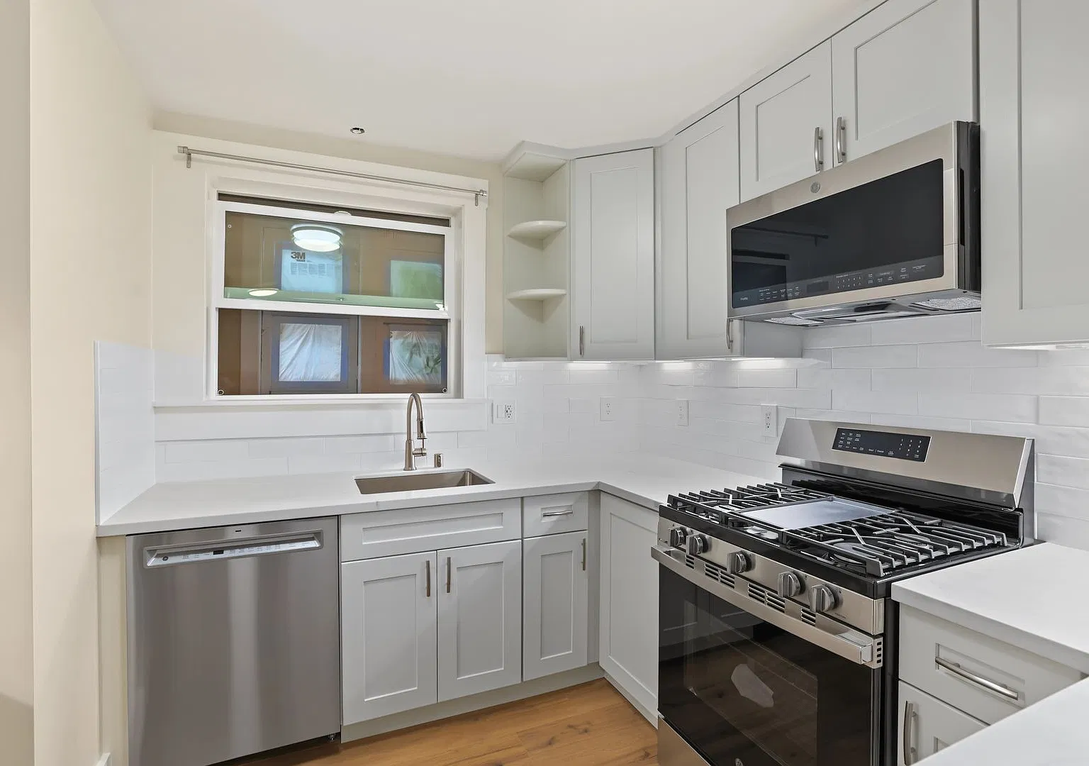 Fully Remodeled 1/1. In Unit W/D! Dishwasher! Plentiful Closet Space — Photo 1