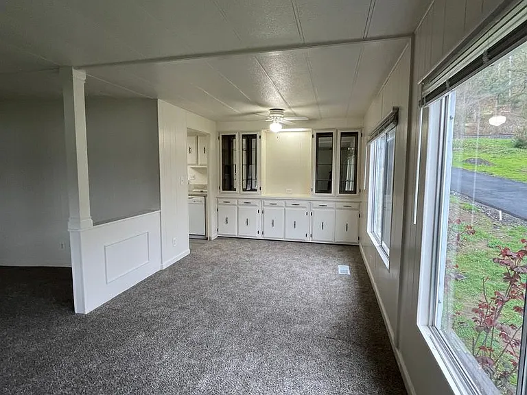4550 SW 5th Ave — Photo 3
