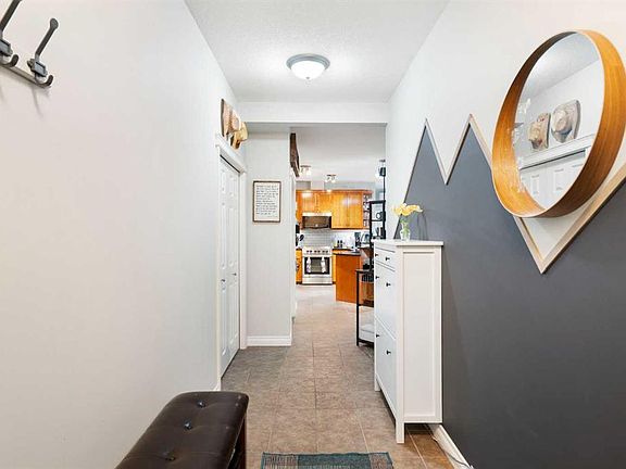 5th image of 24 E Hemlock Cres SW #4208