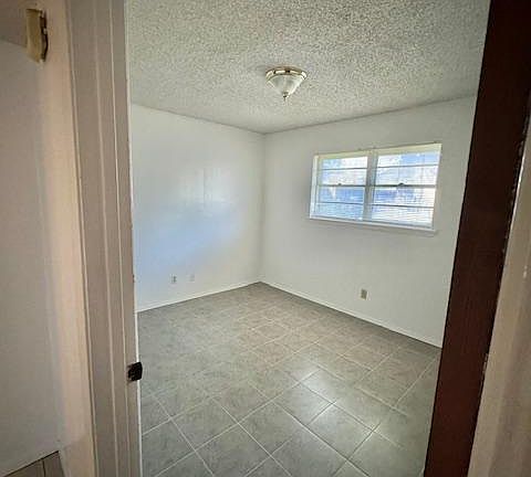 4th image of 1905 Meadowbrook Dr