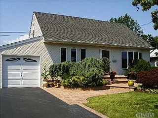 1st image of 7 Midlawn Dr