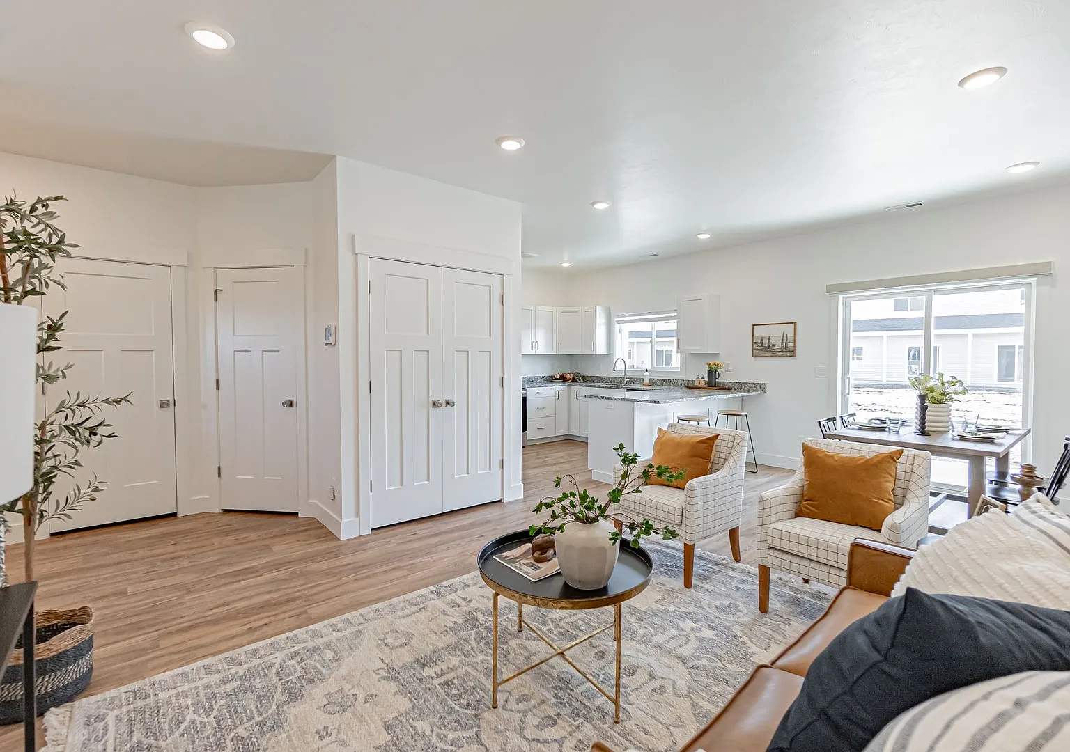 Modern 3 Bed 2.5 Bath Townhome in Sugar City — Photo 4