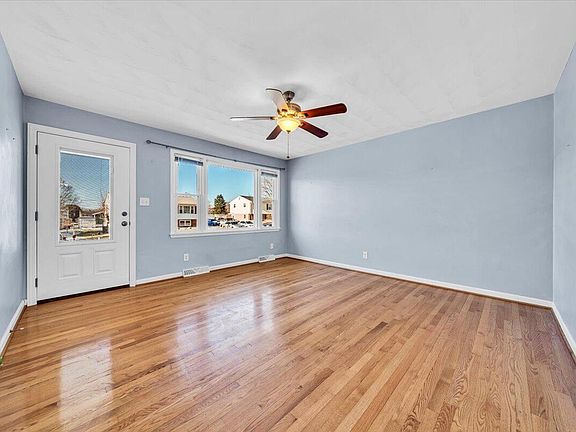 3rd image of 5659 Meadowcrest St