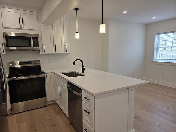 3rd image of 442 Main St