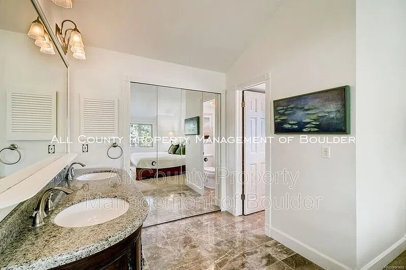 5 bed, 3.5 bath, 3432 sqft, $4,000 — Photo 2