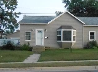 543 W 11th St, Winamac, IN 46996