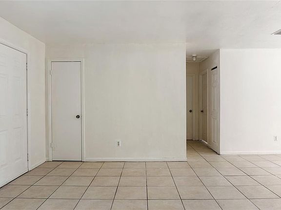 4th image of 1031 SW 61st St