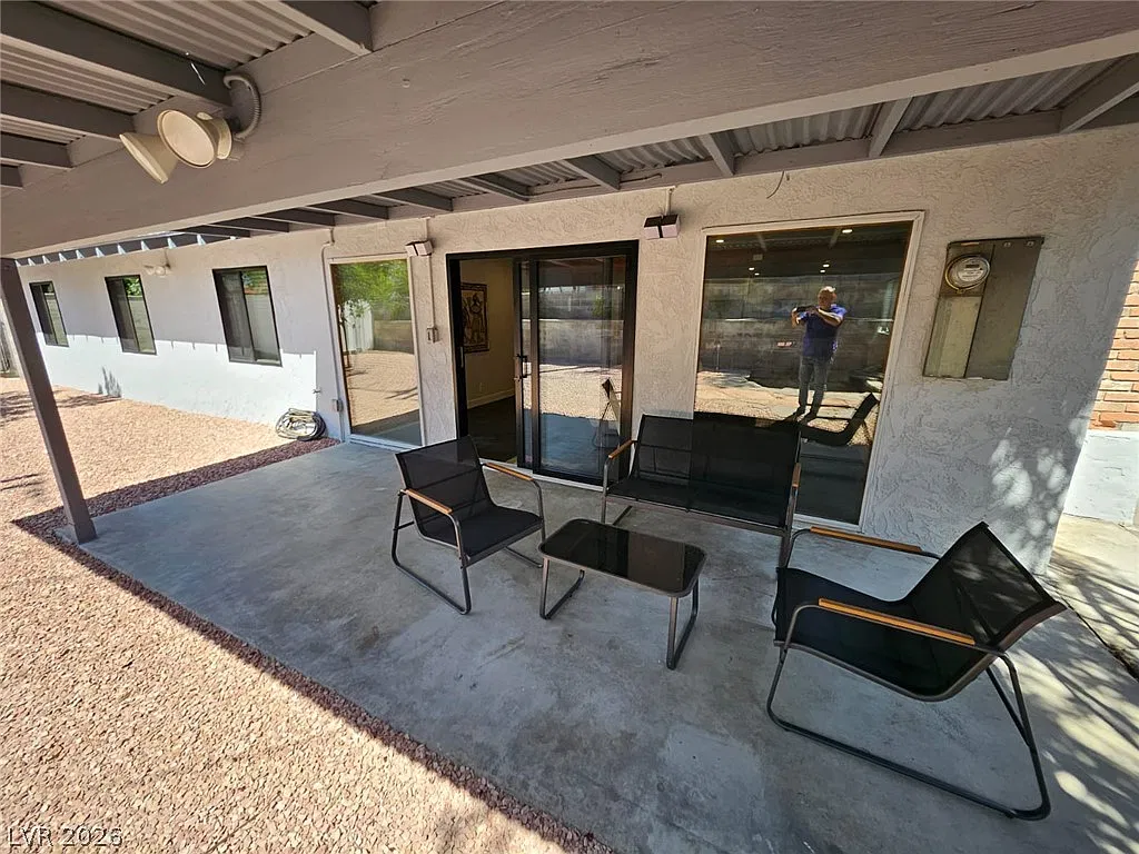 4 bed, 2.0 bath, 2097 sqft, $2,900 — Photo 3