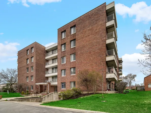 4000 Triumvera Dr APT 402A, Glenview, IL 60025