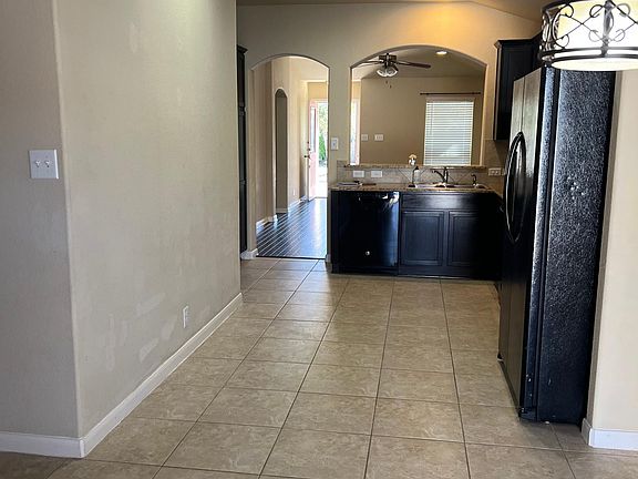 3rd image of 935 Alamo Plaza Dr