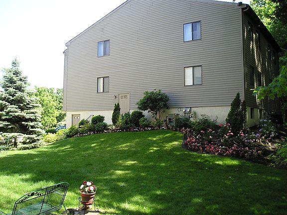 SIDE OF UNIT WITH DR WINDOW ON LEFT AND MB WINDOW ON RIGHT