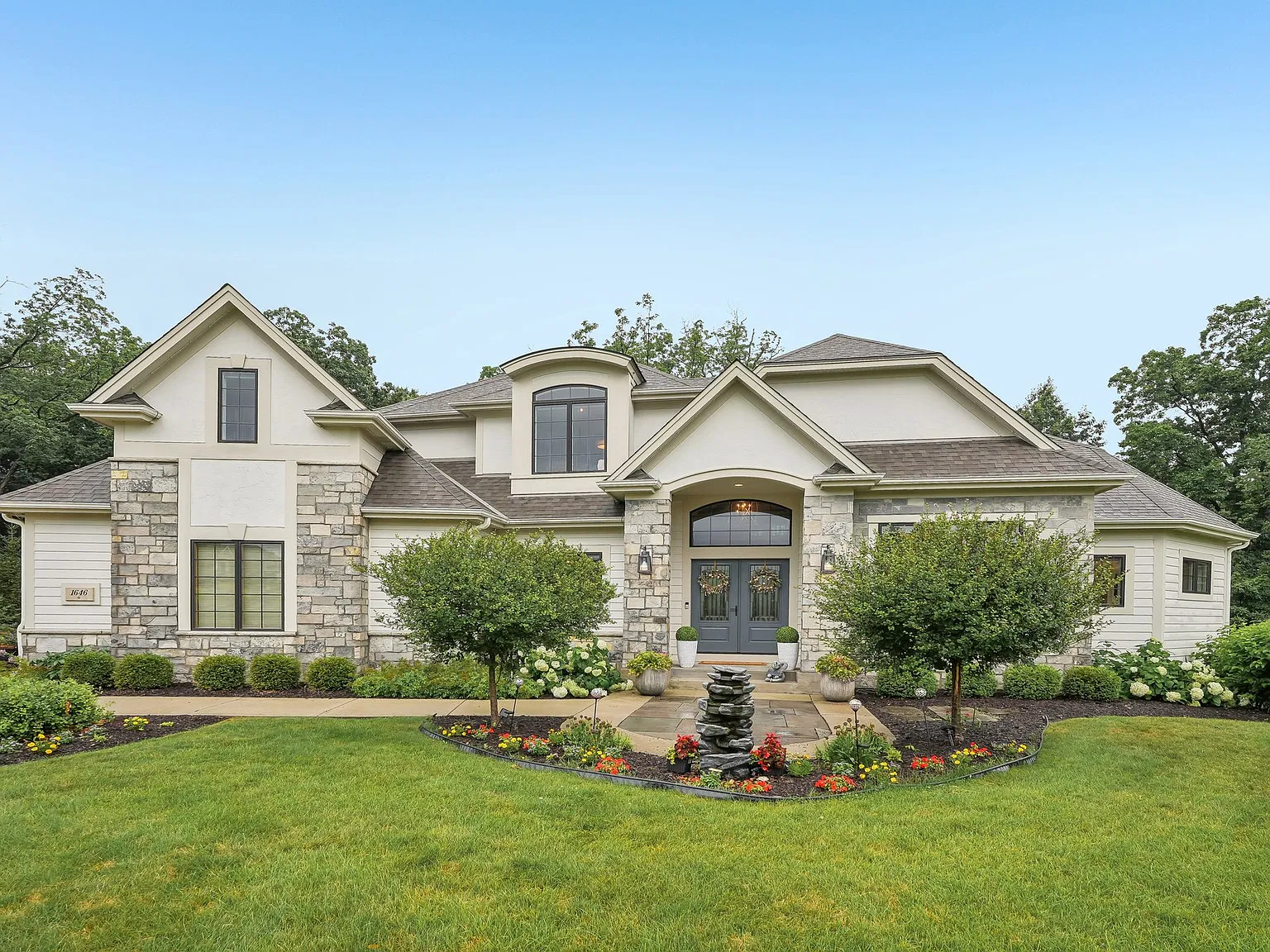 5 bed, 4.5 bath, 5977 sqft, $8,000 — Photo 1