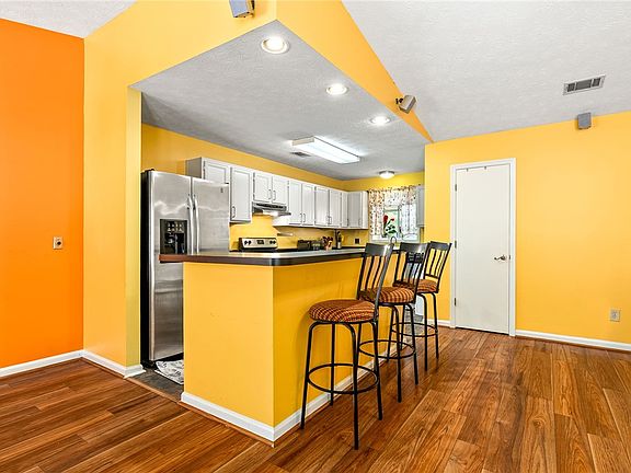5th image of 835 Twin Forks Ave
