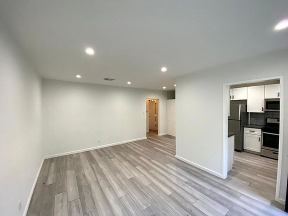 4th image of 3936 Kentucky Dr #1/2