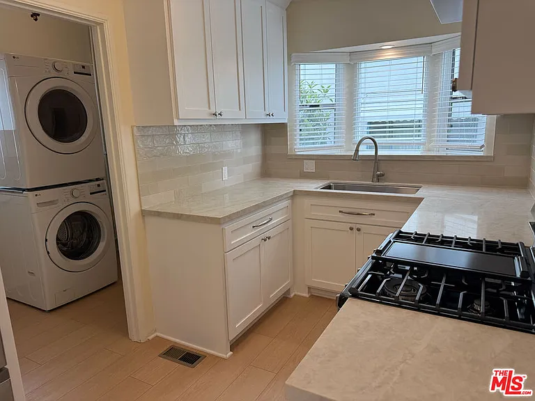 617 W Glenoaks Blvd — Photo 9