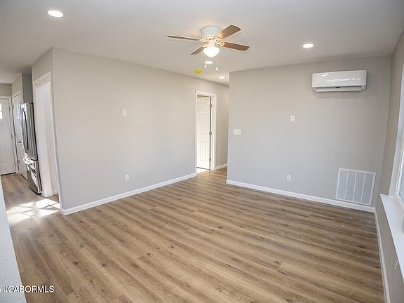5th image of 839 Green St