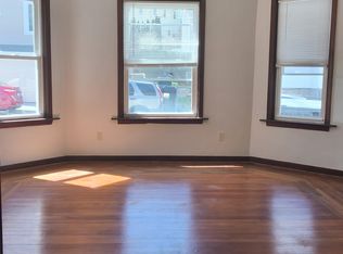 560 William St APT 1, Fall River, MA 02721