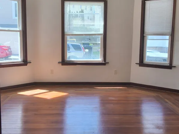 560 William St APT 1, Fall River, MA 02721