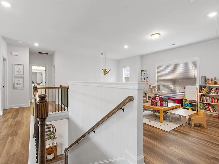 409 Carmichael Cir — Photo 37